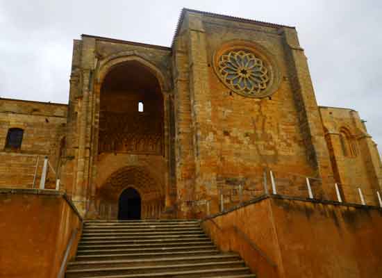 Villalcázar de Sirga. L'imponente portale della iglesia de Santa María la Blanca