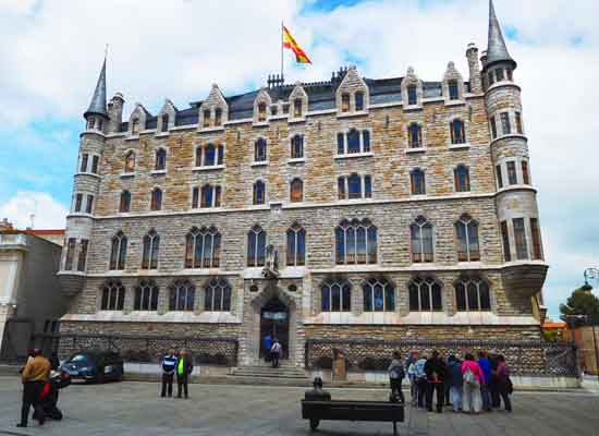 León. Casa Botines progettata da Antoni Gaudí