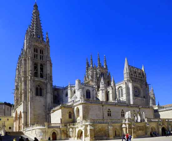 La cattedrale di Burgos vista dalla plaza del rey San Fernando