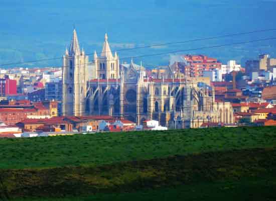 La cattedrale di León vista dall'Alto del Portillo