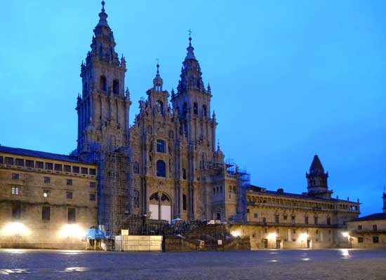 La cattedrale di Santiago alle prime luci dell'alba