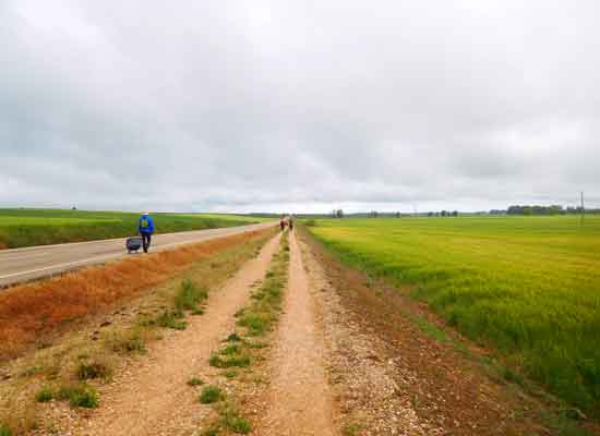 La spoglia meseta e il percorso che porta a Villarmentero de Campos