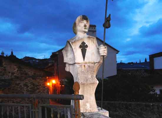 Villafranca del Bierzo. Antico pellegrino vigila il passaggio sul río Burbia