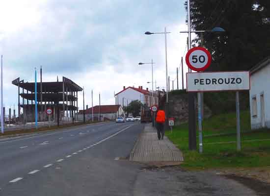 Il brutto ingresso di Pedrouzo (O Pino) a 20 Km. da Santiago de Compostela