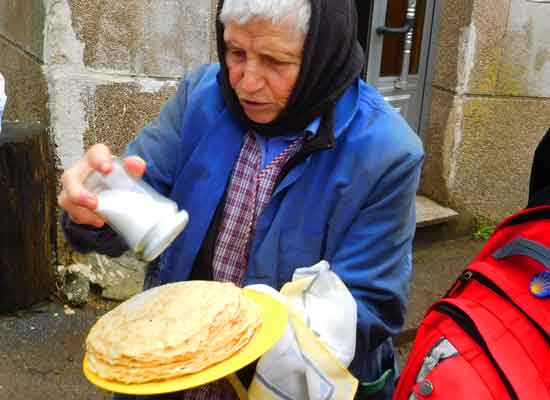 Fonfria. La vecchietta che offre crêpe ai pellegrini di passaggio