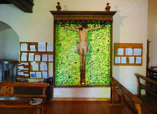 Zabaldika. Il crocifisso circondato dai post-it