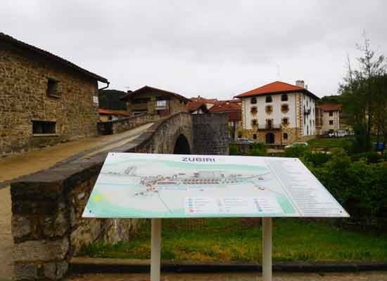 Zubiri. L'accesso al paese attraverso il ponte della Rabbia