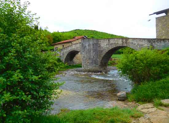 Zubiri. Il ponte della Rabbia sul fiume Arga.